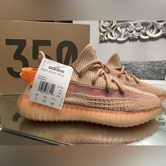 Yeezy Boost 350V2 New in box size Big kids women size
